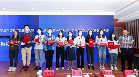 一群人站在台上

描述已自动生成