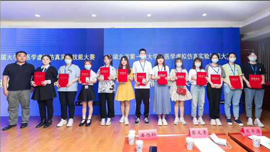 一群人站在台上

中度可信度描述已自动生成