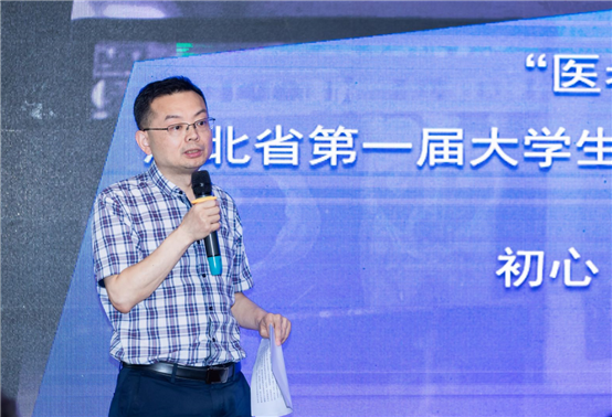 围栏里男人在电视前

中度可信度描述已自动生成